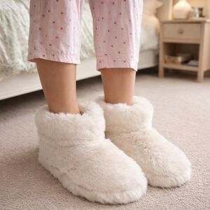 Wild Diva Cream Cozy Plush Faux Fur Bootie Slippers NWOT Size 9